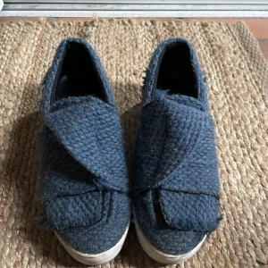 Kurt Greiger skor - Skitsnygga jeansfärgade Kurt greiger skor som inte säljs längre. Passar perfekt nu till sommaren. Skriv om ni vill ha fler bilder eller undrar något!💕