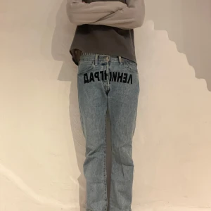 Bogema leningrad jeans 32/32 - Ett par unika vintage Levis jeans med grym wash som märket bogema leningrad har lagt till detaljer på, bla svart tryck över framsidan. Klassisk femficksmodell med raka ben och normal passform. Jeansen har knappgylf och är tillverkade i denim av bomull. Storleken säger 31/32 men jag har storlek 32 i midjan och de passar perfekt på mig!