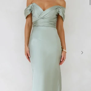 Grön balklänning - Säljer en elegant ljusgrön långklänning från Hello Molly. Perfekt för bal eller festliga tillfällen. Den är helt ny och oanvänd med lappar och förpackning kvar! Kan gå ner i pris vid snabb affär