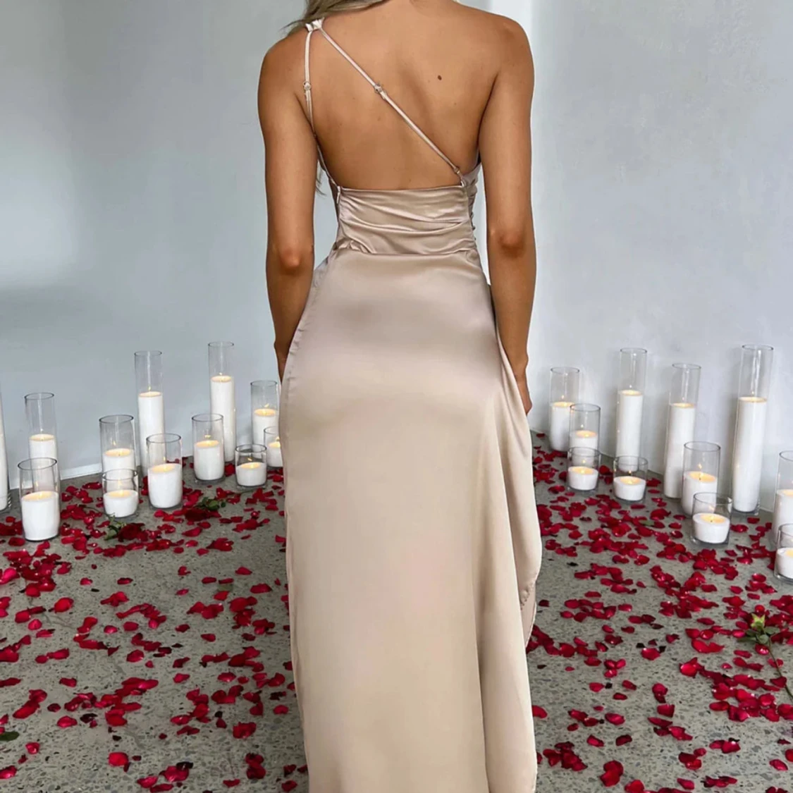 Champagnefärgad långklänning i satin med slits - 1