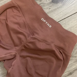 Bruna dynamic tights från DFYNE - Säljer ett par bruna seamless tights från DFYNE. 