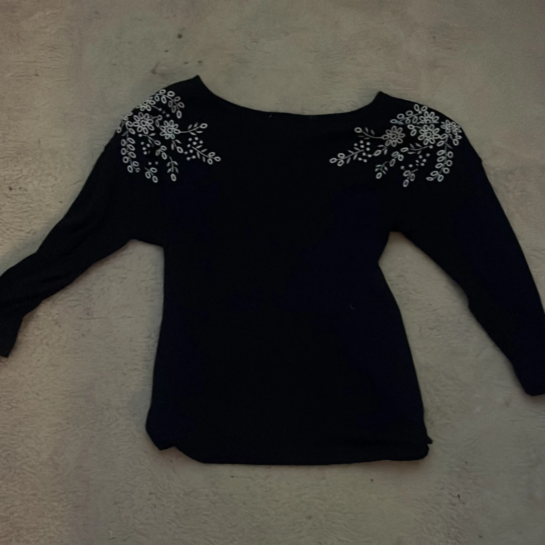 Mörkblå topp med vita broderier - 3