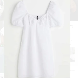 Vit kort klänning med puffärmar - Superfin vit klänning från hm i strl xs. Använd vid ett tillfälle på studenten. Klänningen är i fint skick och perfekt nu till student eller liknande💕