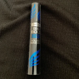 Isadora Big Bold Volume Mascara 12 Black - Volymmascara från Isadora i färgen 12 Black. Ger fylliga fransar med intensiv svart färg. Vattenfast formula och stilren svart tub med blå detaljer. Perfekt för dig som vill ha extra volym och markerade fransar.