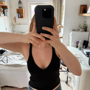 Ribbat linne från ASOS  - Säljer ett charmigt svart ribbat linne från ASOS! Fint skick 