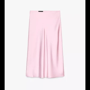 Ljusrosa satinkjol - Säljer en lång, ljusrosa kjol i satin med snygg glansig finish. Kjolen har en rak och flowy passform som ger en elegant look. Perfekt att styla med en enkel topp eller blus för en trendig outfit. Aldrig använd🩷