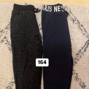 Blå täckbyxor med dragkedjor + Två par mjukisbyxor  - Säljer ett par blå täckbyxor med svarta dragkedjor vid fickorna och förstärkta knän. Perfekta för vintern och utomhusaktiviteter. Klassisk passform och midja med knapp och hällor för bälte, samt två par mjukisbyxor riktigt bekväma!