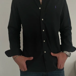 Ralph Lauren  - Svart Ralph Lauren skjorta i mycket bra skick | Storlek: M | Vid frågor eller pris diskution är de bara att skriva!! | Frakt inom 48h📦