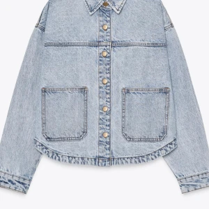 Ljusblå jeansjacka med knappar - säljer en ljusblå jeans jacka från zara, nästan helt oandvänd. jackan är slut på hemsidan. säljer på grund av för stor
