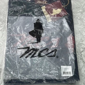 Svart t-shirt från TACS med tryck - Svart t-shirt från TACS med ett stort tryck av en siluett och logga på framsidan. Klassisk passform och rund halsringning. Perfekt för dig som gillar streetwear och vill sticka ut med en unik design.