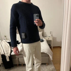 Stickad tröja från BLK DNM - Säljer denna jättesnygga tröjan från BLK DNM i strl L. Tröjan är i fint skick och endast använd ett par gånger. Nypris 3000kr, kom med bud eller köp direkt för 600! (Jag är 185)