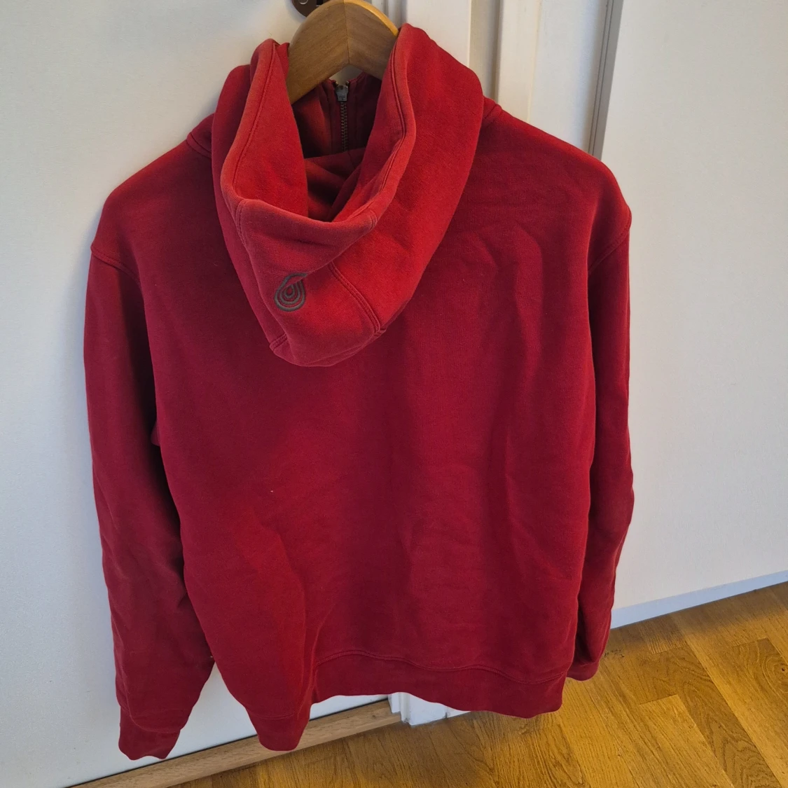 Röd hoodie från Sail Racing som bara har änvänd 7 gånger  - 1