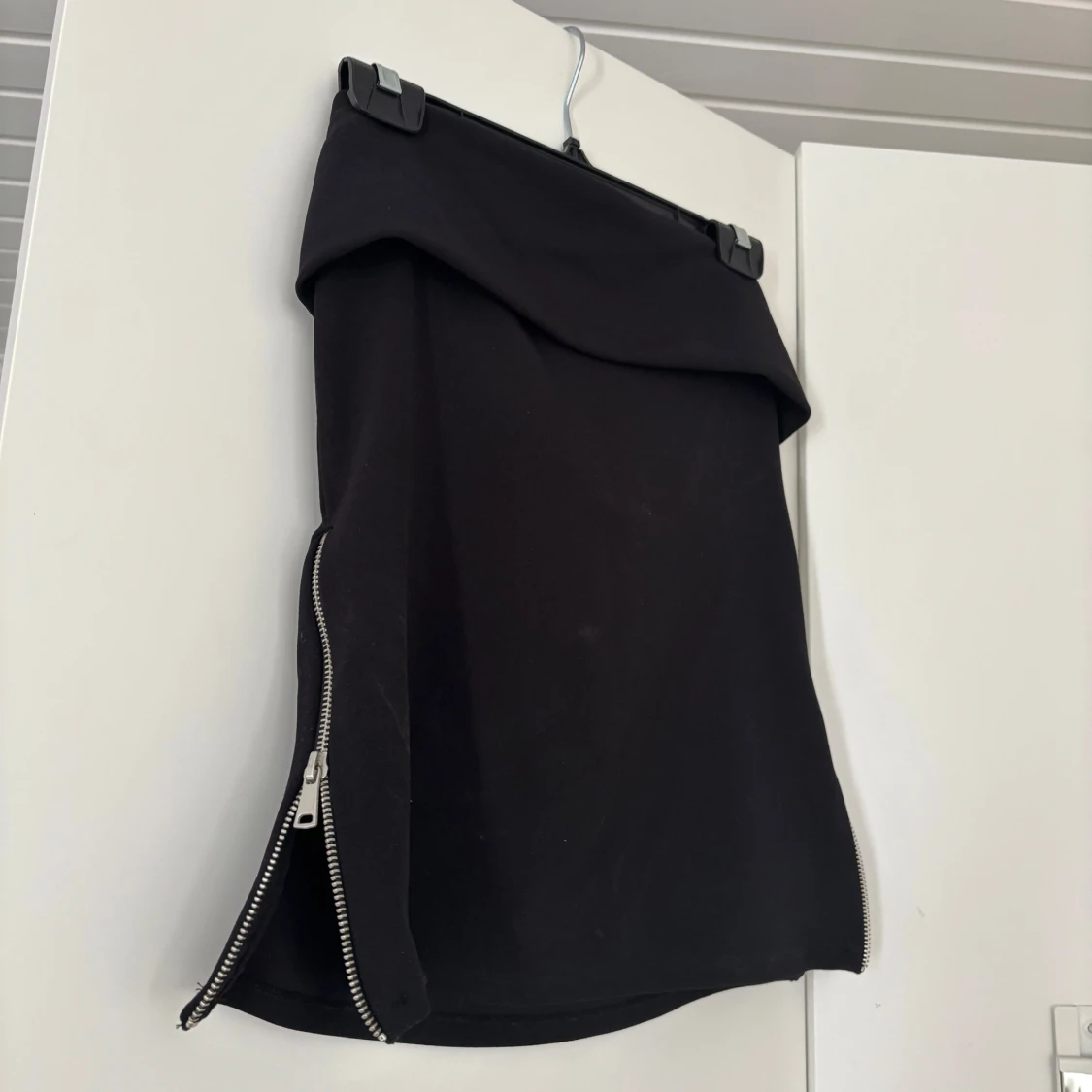 Svart tubtopp  med dragkedja - 1