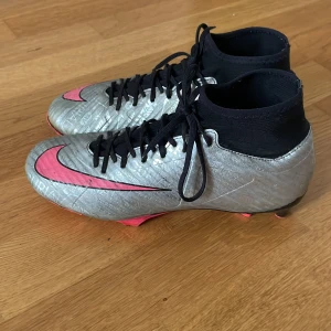 NIKE AIR ZOOM MERCURIAL SUPERFLY 9 MBAPPE MG XXV - SILVER/ROSA/SVART/NEON - Jag säljer ett par Nike fotbollsskor som är både snygga och sköna. Fotbollsskorna är andvända några gånger men fortfarande fina och bra! Säljer dem billigt pga att jag har andvänt dem, men som sagt fortfarande ett par jättefina skor!⚽️🥅