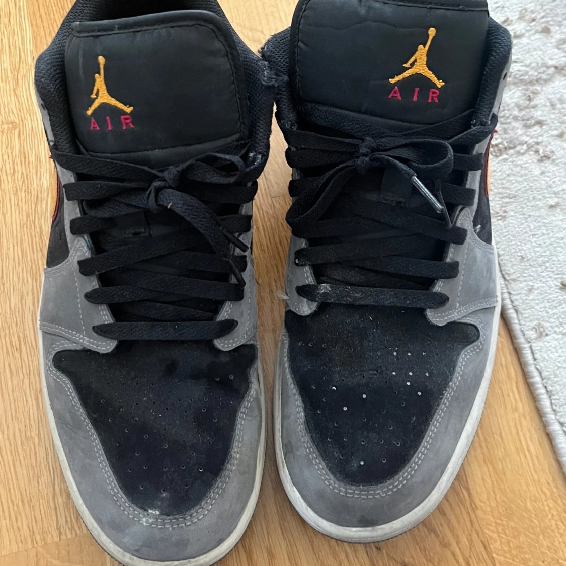 Nike Air Jordans Low med grå och svarta paneler - 3