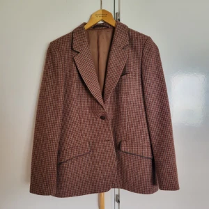 Retro rutig brun kavaj från Piretta - Retro rutig brun kavaj från märket Piretta. Jättefin äkta vintage.