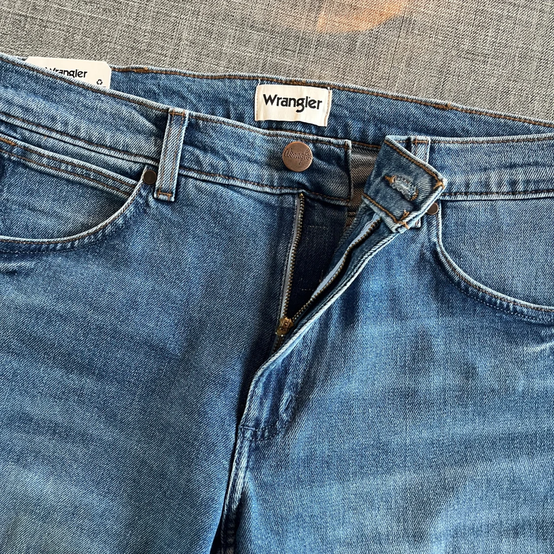 Blå jeans från Wrangler
