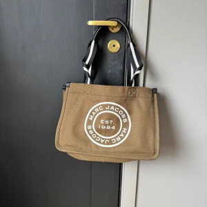  Marc Jacobs tote bag  - Säljer denna supersnygga väska från MarcJacobs wow😍 har även ett litet fack på insidan och en dragkedja för att stänga väskan, hör gärna av er för fler bilder 🥰🥰