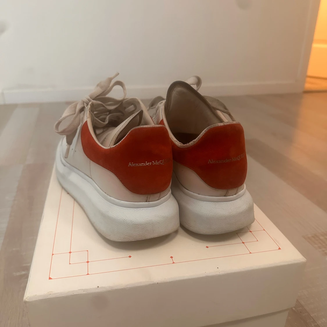 Vita sneakers från Alexander McQueen med röd häl - 3