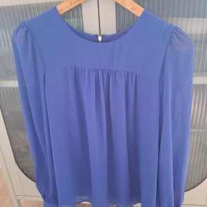Söt blå blus storlek xs - Använd endast någon gång 💕