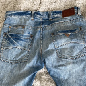 Armani jeans - Riktigt schyssta brallor hade lätt använt själv men kör enbart slimfit numera… dessa e typ straight. Size 34 passa från 32-34 i midjan och är 34 i längd. Finns inget mer att säga än att de är en riktigt skön färg inför sommaren och den lilla fågeln bak på fickan är 😻😻 hör av er om funderingar