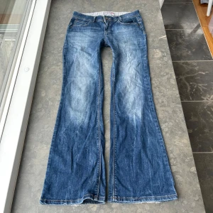Snygga utsvängda jeans - Så himla coola bootcut jeans med snygga fickor bak! Tyvärr finns ingen bild på då de inte passar mig. Midjemått: ca 39 cm.  innerbenslängd: ca 74-75 cm.  midjehöjd: ca 22 cm . Svårt att uppskatta en exakt storlek men kolla på måtten. 💕