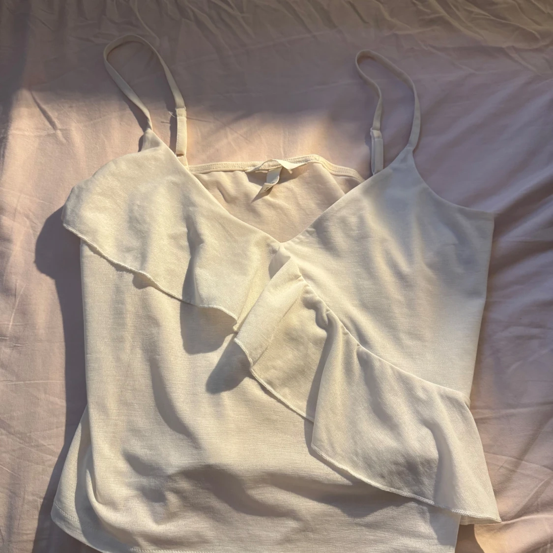 Vit linnetopp med volang