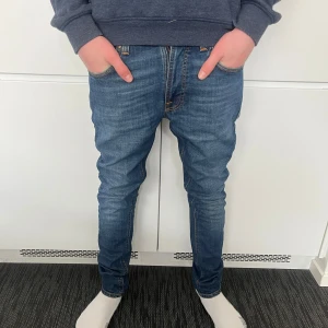 Helt nya nudie jeans! - Säljer ett par helt nya grisch nudie jeans. Har inte används en ända gång förutom på bilden. [W29 L32]. Nypris = 1800kr. Bara att höra av sig för fler bilder eller andra funderingar. Pris går självklart att diskutera.😃