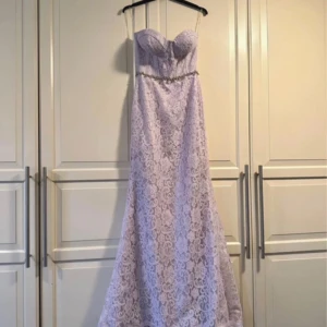 Ljuslila balklänning  - Lång ljuslila balklänning med släp från So lady💖Står storlek 36 men tycker själv att den är liten i storleken och skulle säga 34. Axelbandslös och dragkedja i ryggen, liten defekt på midjan vid diamanterna då metallen färgat av sig. Hör av dig för fler bilder💕🌸Perfekt för bal eller student✨