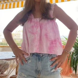 Rosa batikmönstrad linnetopp med volang - Säljer en söt rosa linnetopp från Zara med batikmönster. Toppen har volangdetaljer på axelbanden och en luftig passform. Perfekt för varma dagar och enkel att styla med jeans eller kjol.