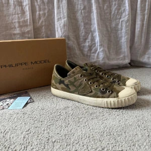 Philippe Model skor/converse - Skitsnygga Philippe Model skor/converse i ett mycket bra skick, finns ej några defekter! Storlek 43 men passar lite större. Färgen är camo/mörkgrön. Hör av er!!😍