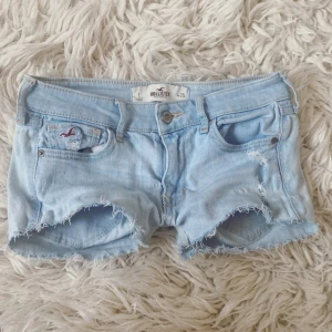Ljusblå lågmidjade jeansshorts från Hollister - Säljer även ett par i mörkblå, kan köpa båda dessa för 350, skriv vid intresse💞💞Midja rakt över: ca 35 cm +mycket stretch💞(se två sista bilder för defekter men dessa är inte speciellt märkbara)