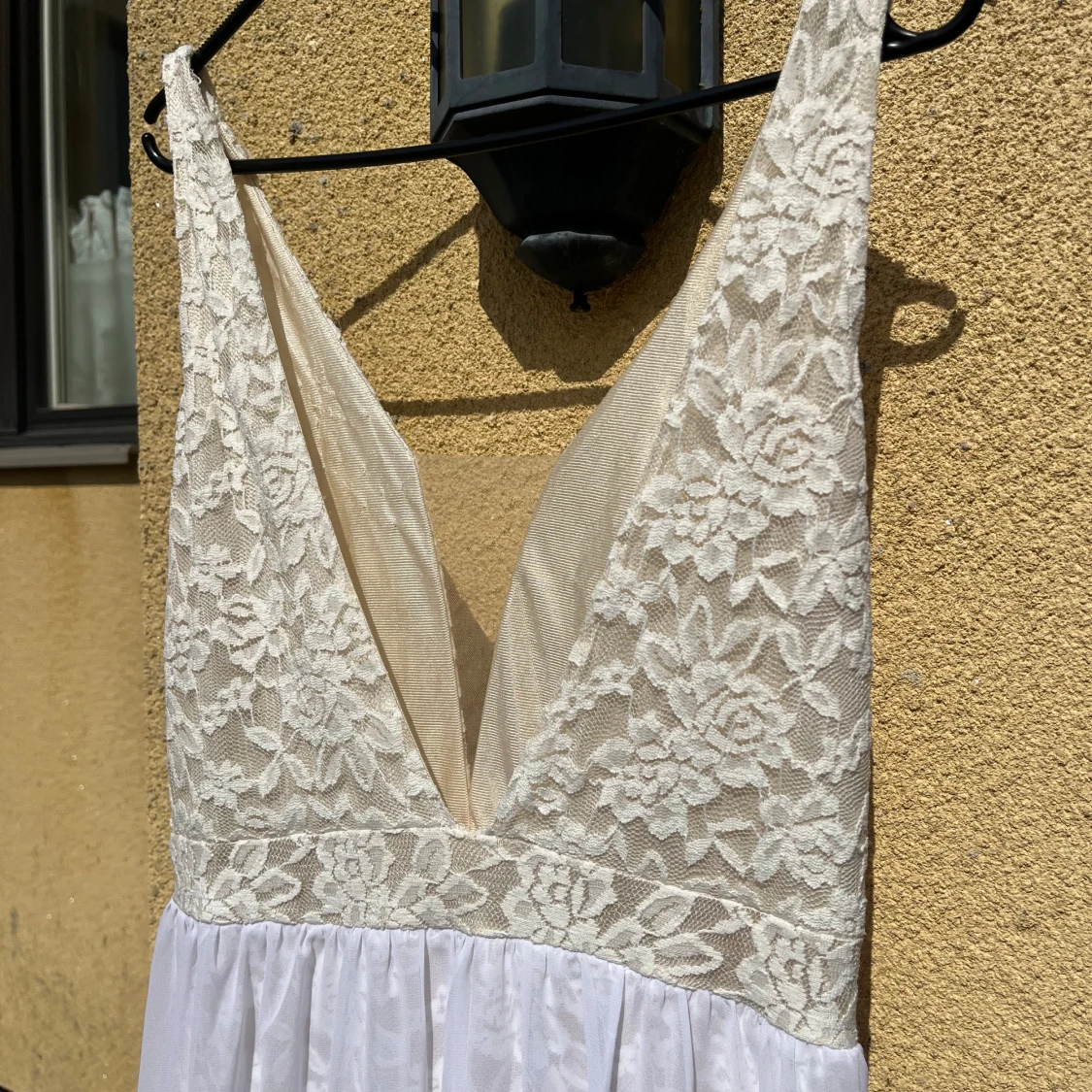 Vit balklänning med spets och djup v-ringning - 2