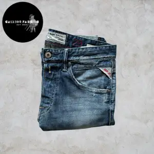 Replay jeans i storlek W29 modell VADAN. Skulle säga att passformen är slim/rak. Riktigt bra skick. Välsittande modell med snygg tvätt.                                                                      ~                                                                                       Vårat pris 595 kr.  Hör av dig om du vill ha mått eller har andra frågor. Psst… alla följare får rabatt!
