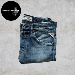 Replay jeans  - Replay jeans i storlek W29 modell VADAN. Skulle säga att passformen är slim/rak. Riktigt bra skick. Välsittande modell med snygg tvätt.                                                                      ~                                                                                       Vårat pris 495 kr.  Hör av dig om du vill ha mått eller har andra frågor. Alla följare får rabatt!