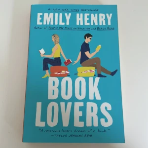 Book Lovers - Book lovers av Emily Henry. Oläst med minimal slitage. Har fler böcker till salu på min profil💕
