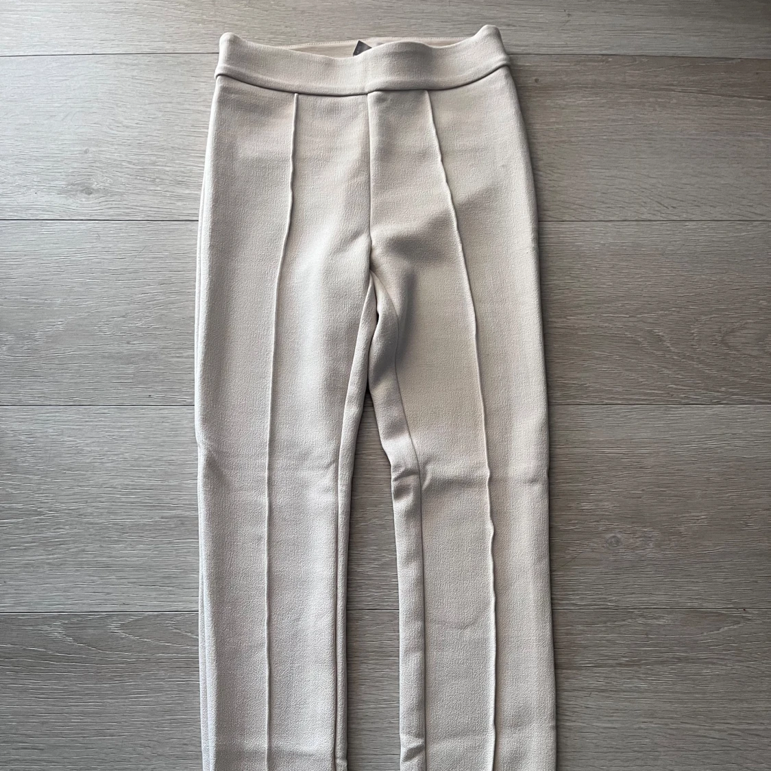 Beige ribbade leggings med hög midja