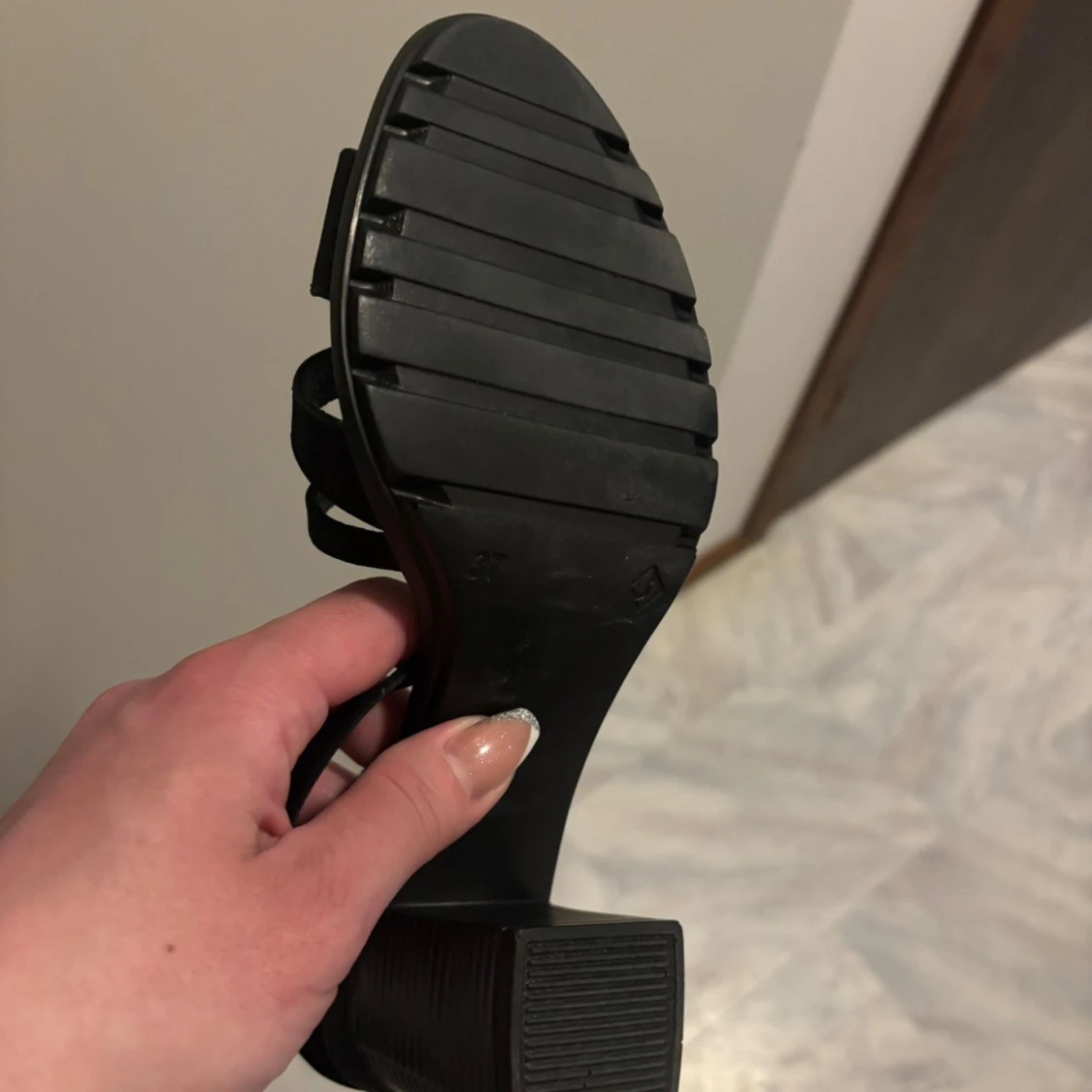 Svarta sandaler med klack och remmar - 4