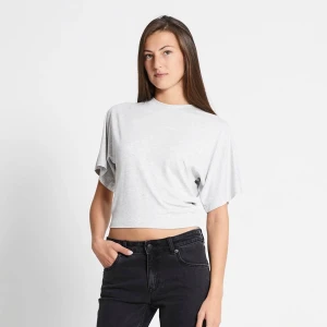 Ljusgrå croppad t-shirt - Säljer en jättefin ljusgrå croppad t-shirt som sitter tightare i midjan och vidare vid ärmarna 