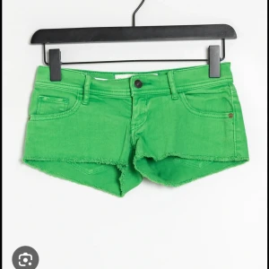 Shorts från acrombie&fitch - Ett par helt oanvända gröna shorts från acrombie&fitch,ändast provade.Pris kan diskuteras💓