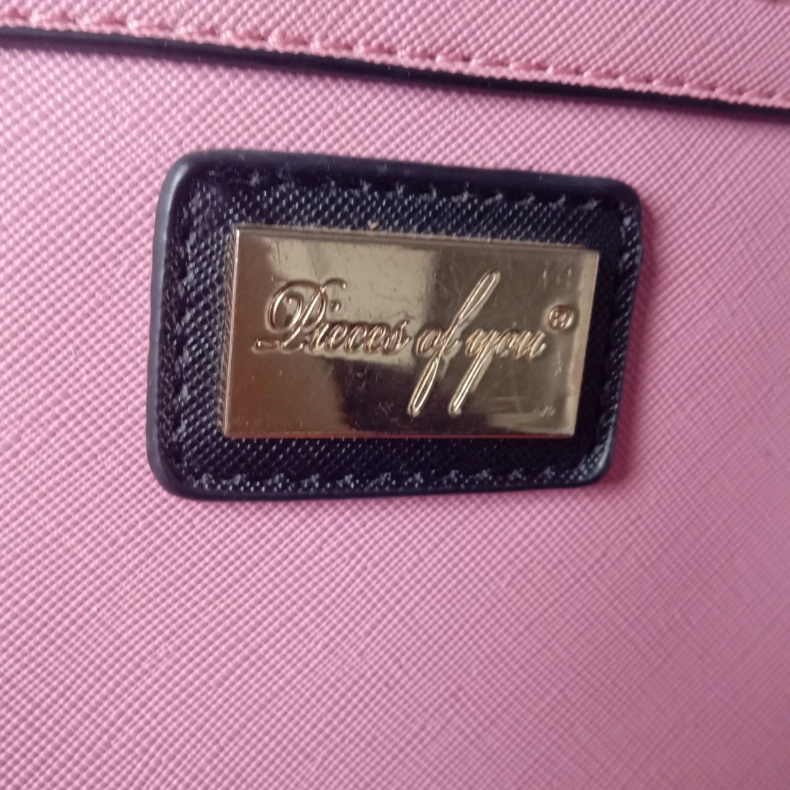 Rosa handväska med svarta detaljer - 4