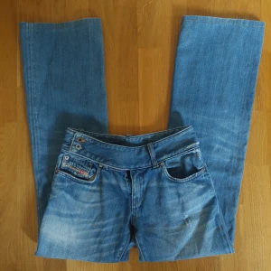 Diesel flared jeans - Supersnygga jeans från diesel. Innerbenslängd 75 cm, midja 70 cm 