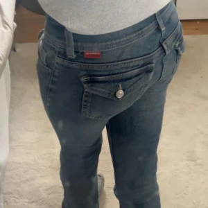 Blå jeans från hm low waist  - Säljer mina jeans från hm vet ibte om dom säljer fortfarande köpte för länge sedan dom är low waist med fickor på rumpan. Dom är upp syda lite då när jag köpte dom vara jag mycket kortare .stl 34 säljs för 299+frakt jag är 166cm o dom är något korta på mig nu 