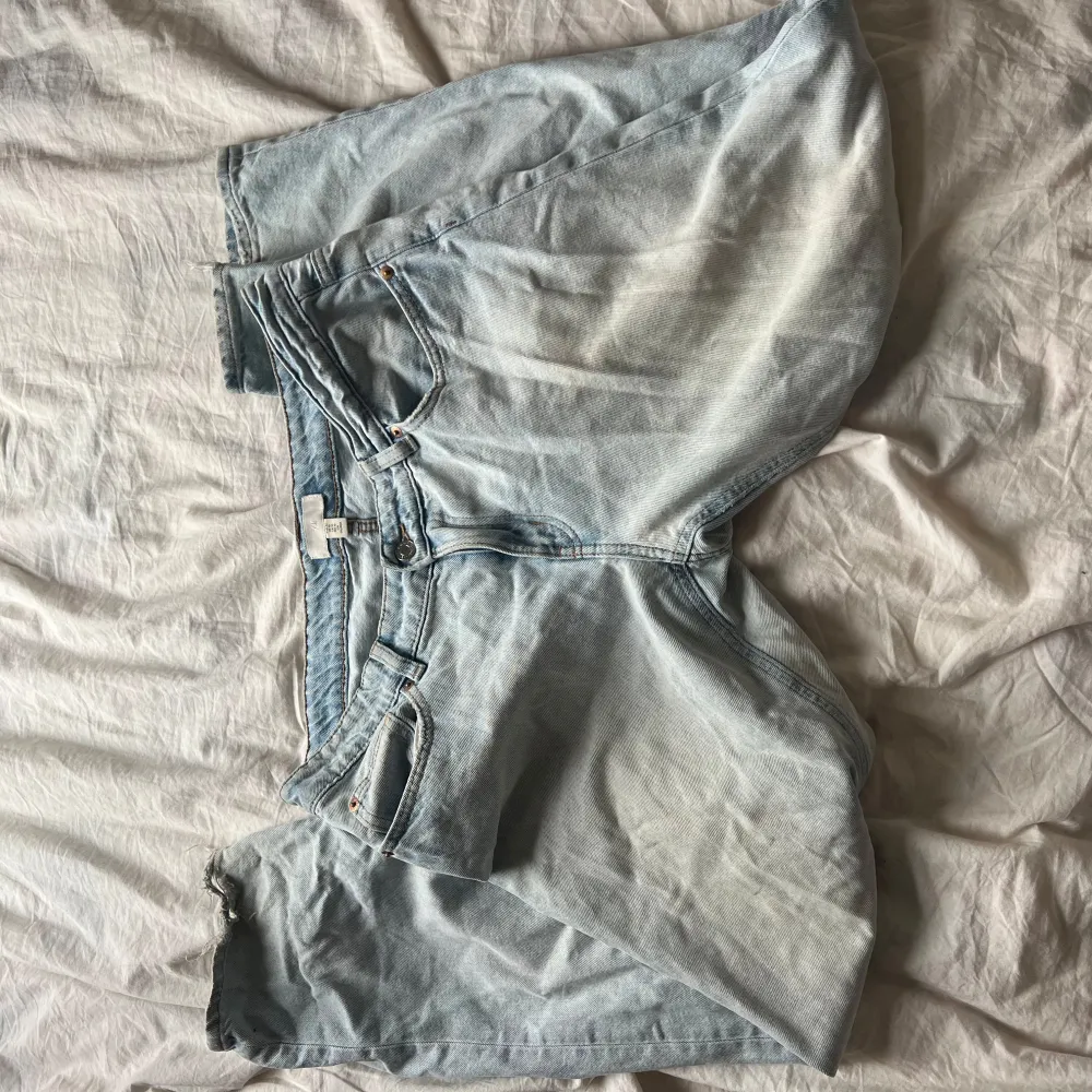 Ljusblå jeans. Straight modell och låg till medelhög midja. Slitna där nere på grund av min längd. Storlek 42 ifrån H&M.. Farkut & Housut.