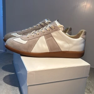 Maison margiela gats - Säljer dessa riktigt feta maison margiela gats. Skorna är i väldigt bra skick, inga defekter eller nåt sånt. Box och dustbags finns som man ser på bilderna. Nypris 6200kr. Kom gärna med bud eller för frågor eller fler bilder. 