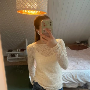 Spets blus  - Spets blus från Lindex i stl S. Ljus rosa med hål där man ser igenom. Aldrig använd. Skriv vid frågor 💕 