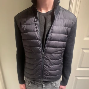 Moncler Cardigan - Hej! Säljer nu denna Moncler Cardigan. Mycket fräsch och snygg. Storlek S, modellen på bilden är 188. Garanterad äkthet, finns även bevis på det! Finns mindre defekter, en söm till lappen har släppt samt en lagad reva (se två sista bilder). Hör av dig vid frågor eller funderingar!
