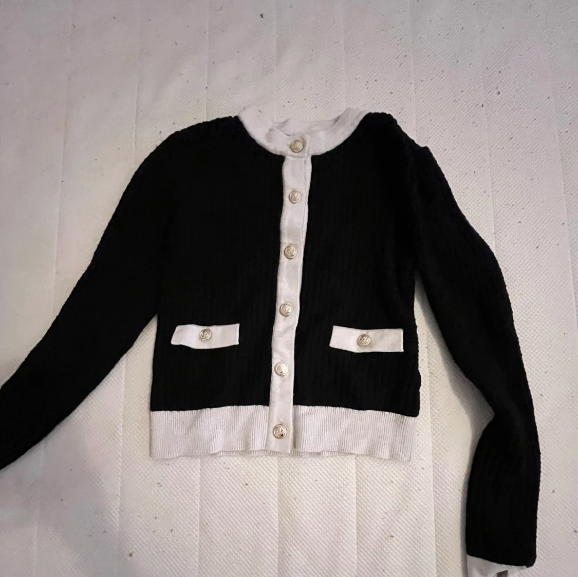 Svart och vit kofta från Amisu