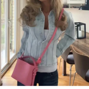 Ljusblå jeansjacka med figursydd passform HM - Säljer en ljusblå jeansjacka med markerade sömmar och figursydd siluett. Jackan har klassisk krage och långa ärmar. Perfekt för dig som gillar en stilren och enkel look. Kan även tänka mig att byta mot en storlek S eller Xs