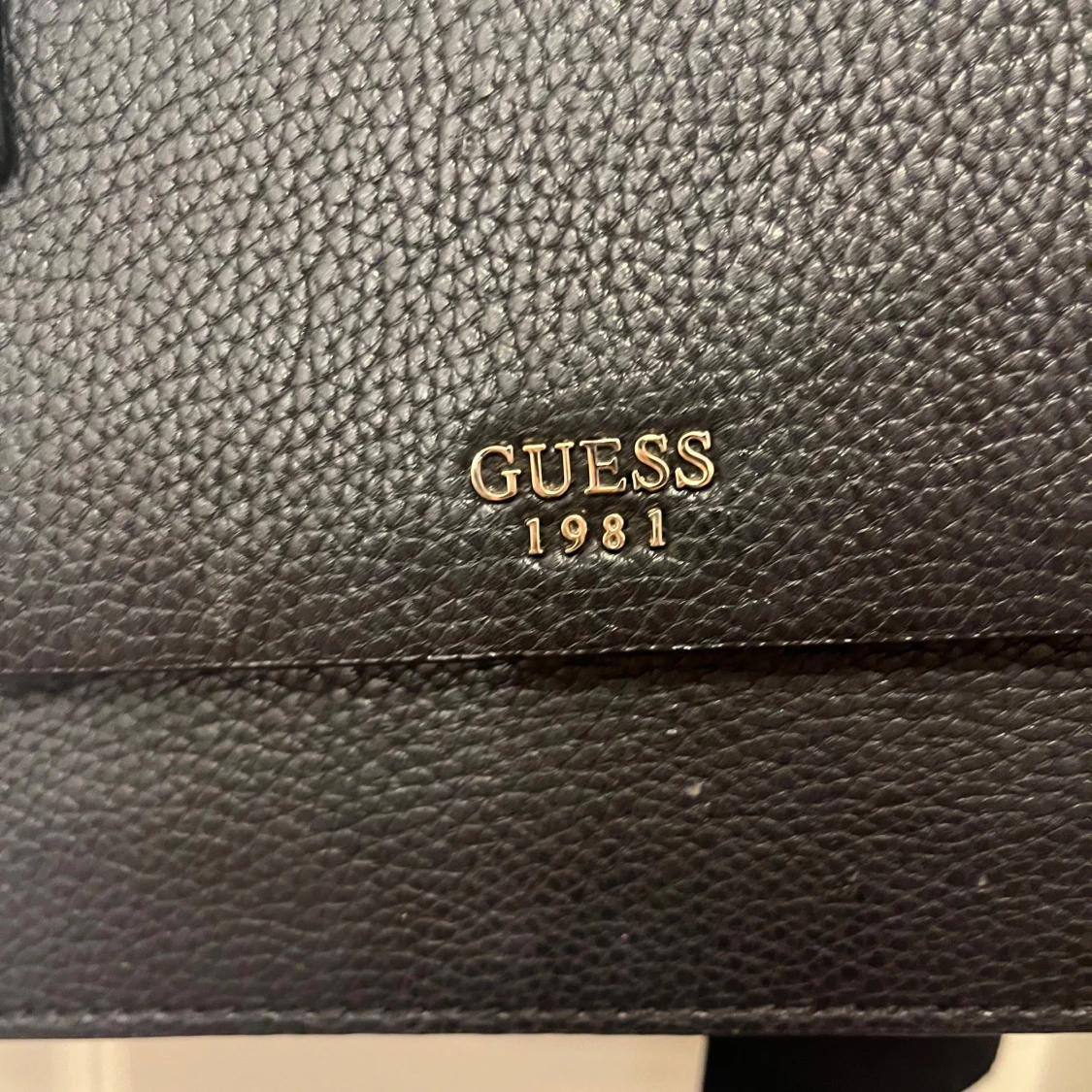 Svart axelväska från Guess - 1